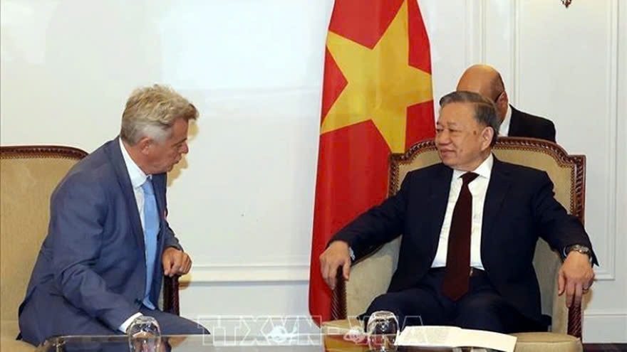 Communist parties of Vietnam and France vow to cement relations